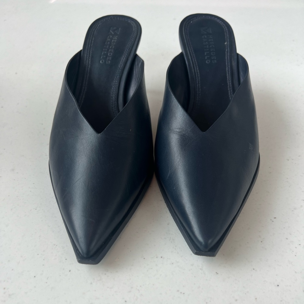 Barely worn. Near perfect condition. Comfortable.